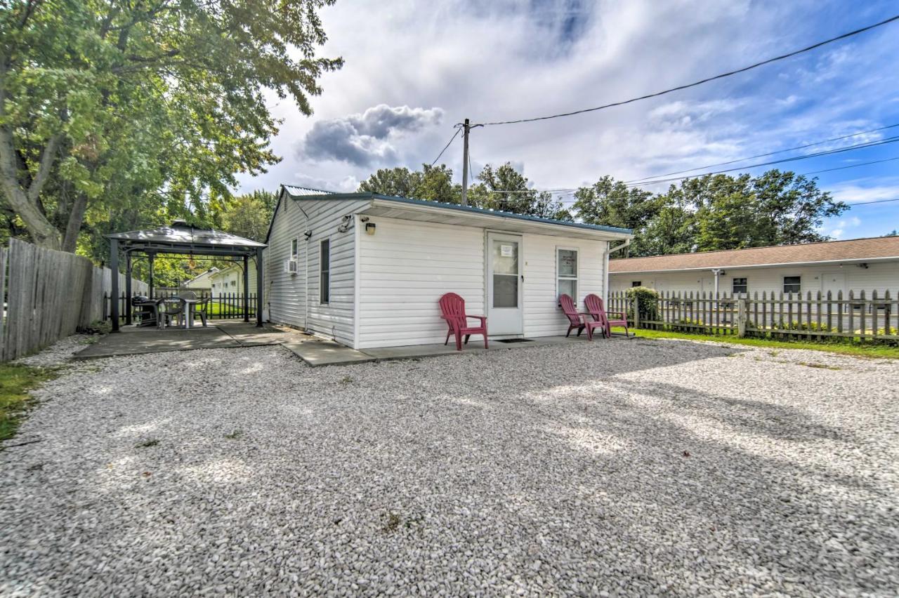 Geneva-On-The-Lake Cottage With Patio Walk To Shore Exterior photo