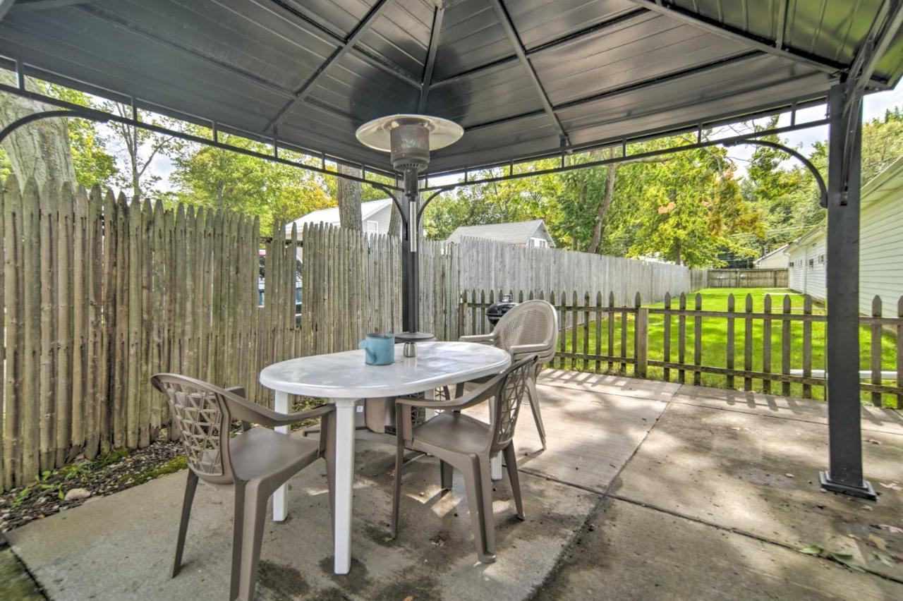Geneva-On-The-Lake Cottage With Patio Walk To Shore Exterior photo
